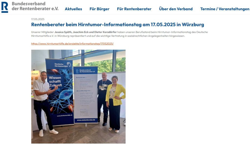Zwei männliche Rentenberater und Jessica Späth neben den Werbeaufstellern des Hirntumorinformationstages und des Bundesverbands der Rentenberater e.v.